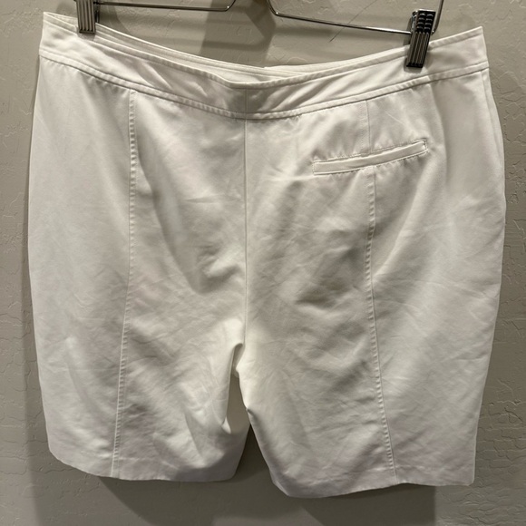 **Izod Extra Dry White Golf Shorts – Size 14** - Picture 2 of 5